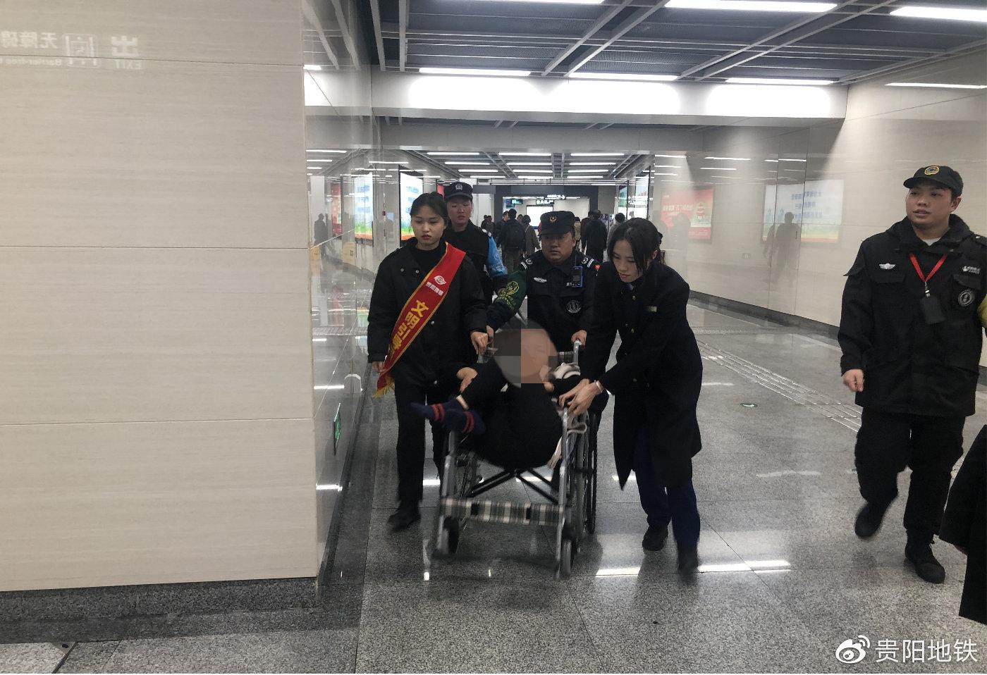 地铁员工认真护送生病乘客前往北京路站