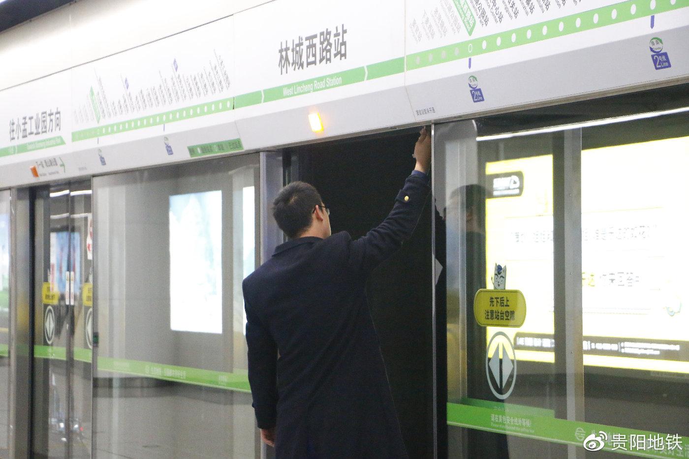 参赛选手认真处理站台门故障