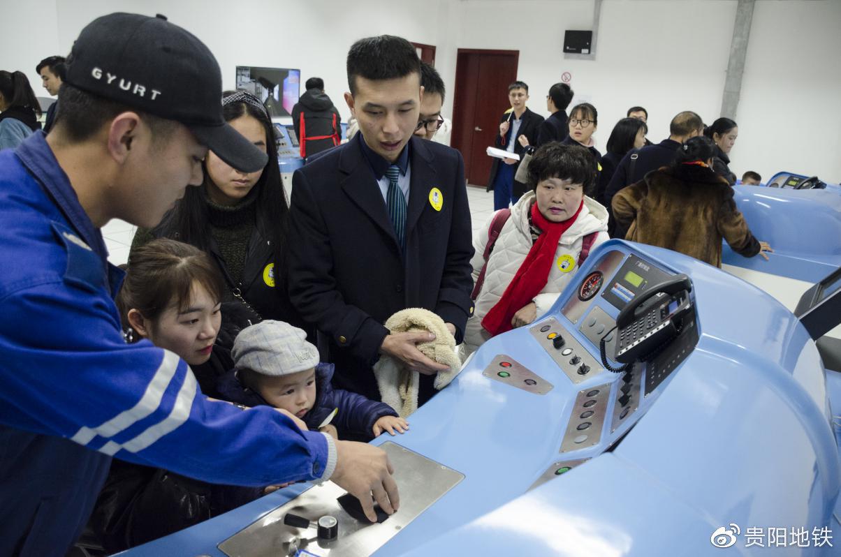 参观体验地铁列车模拟驾驶