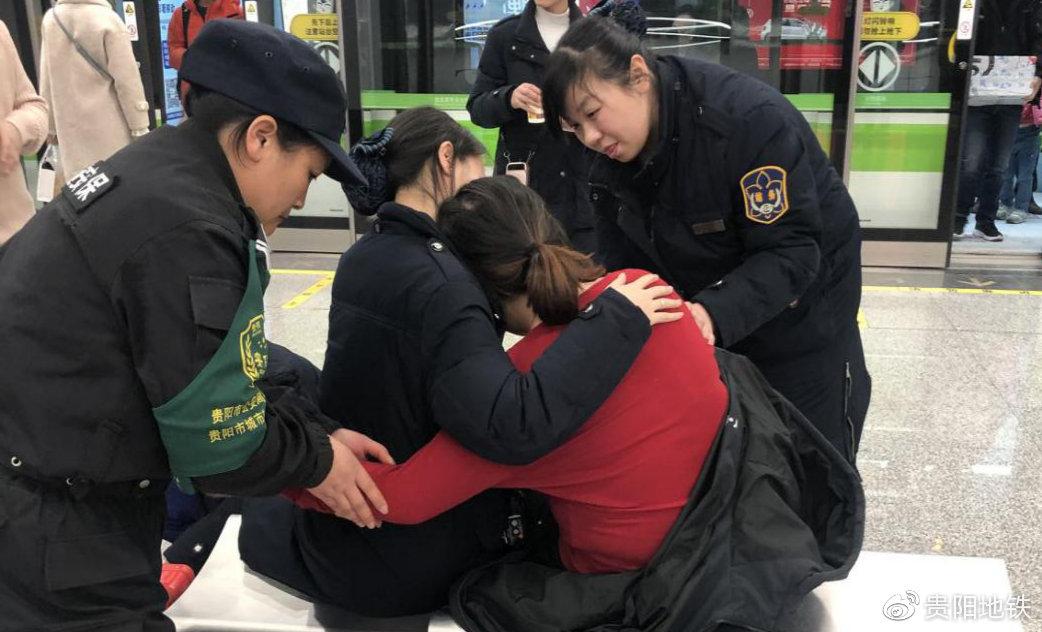 低血糖乘客靠在值班站长肩膀上休息
