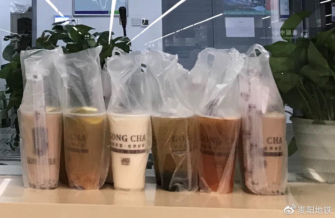 河滨公园站收到的12杯奶茶