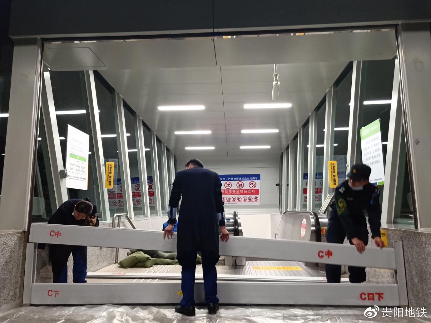 车站安装防洪挡板
