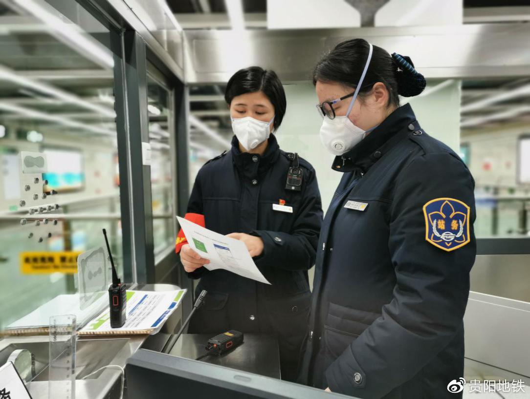刘利芬在车站检查防疫工作