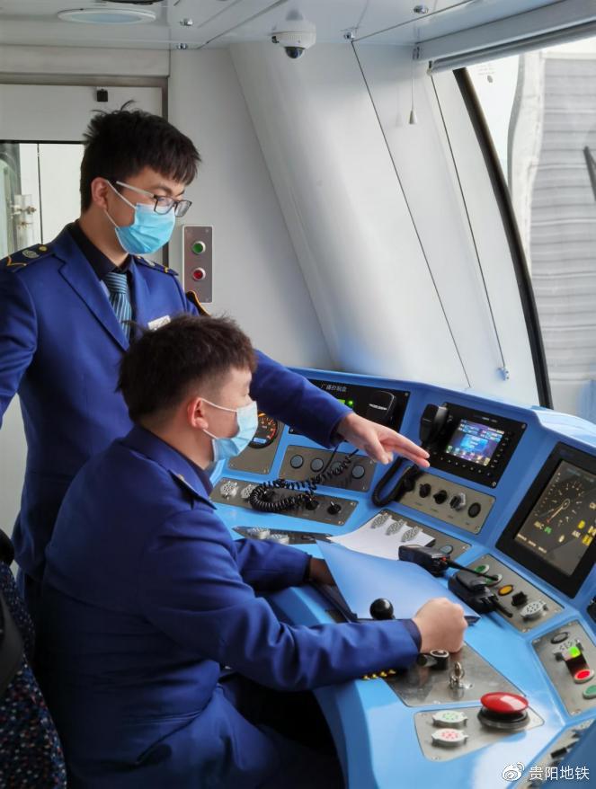 刘浪飞与同事坚守工作岗位