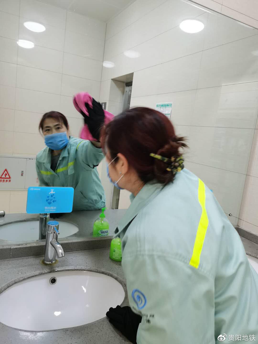 陈忠敏对地铁车站卫生间的镜子进行清洁