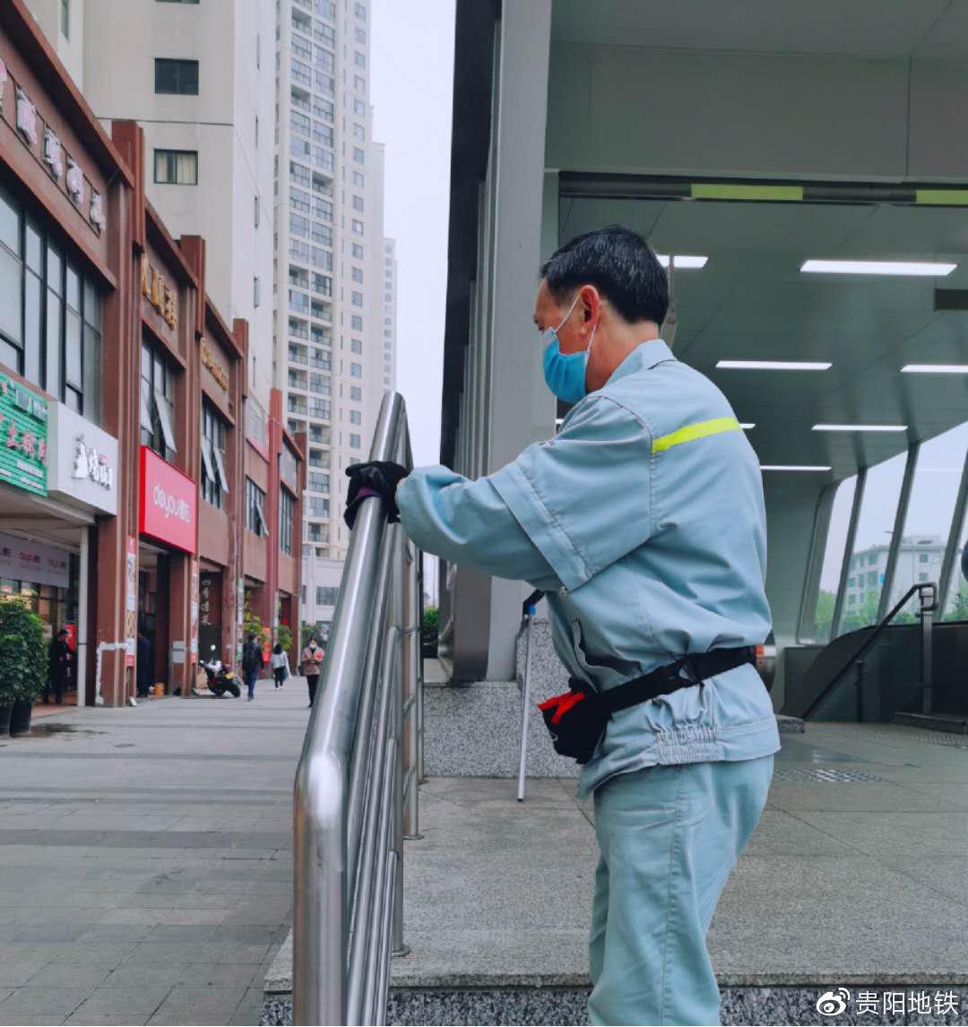 张孝书对地铁车站扶手进行消毒