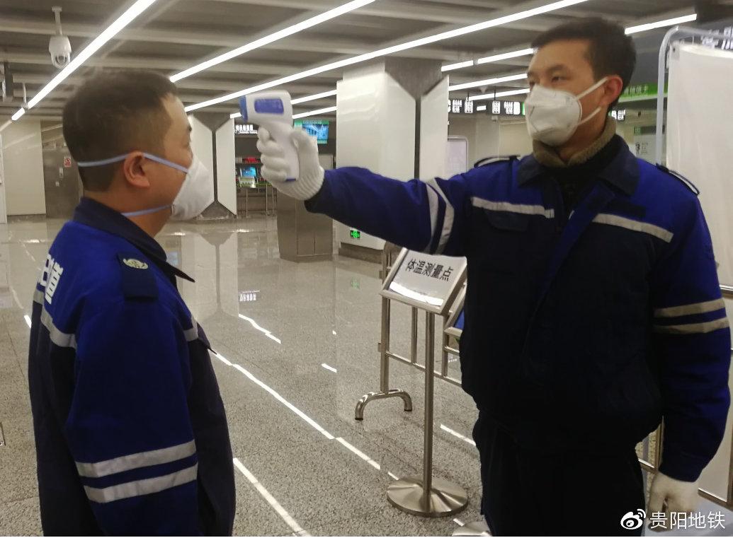 贾绪平帮助同事测体温