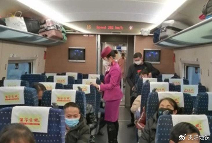 周艳在动车上服务乘客