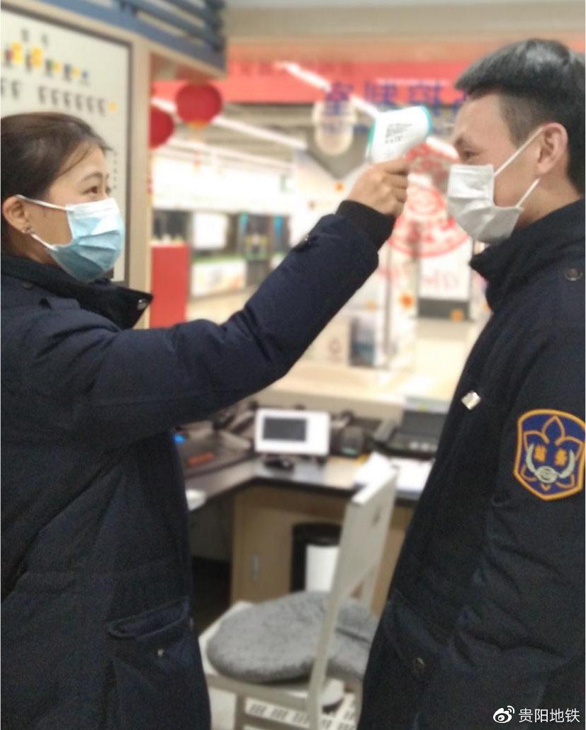 杨雪莲正在为同事测量体温