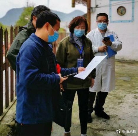 李相群与县医院医疗巡查组到乡镇上为村民普及防疫知识