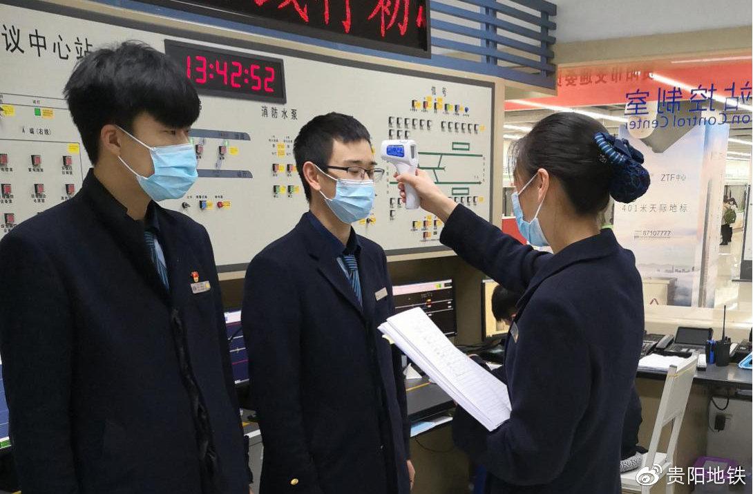 陈柳芬为当班员工测量体温
