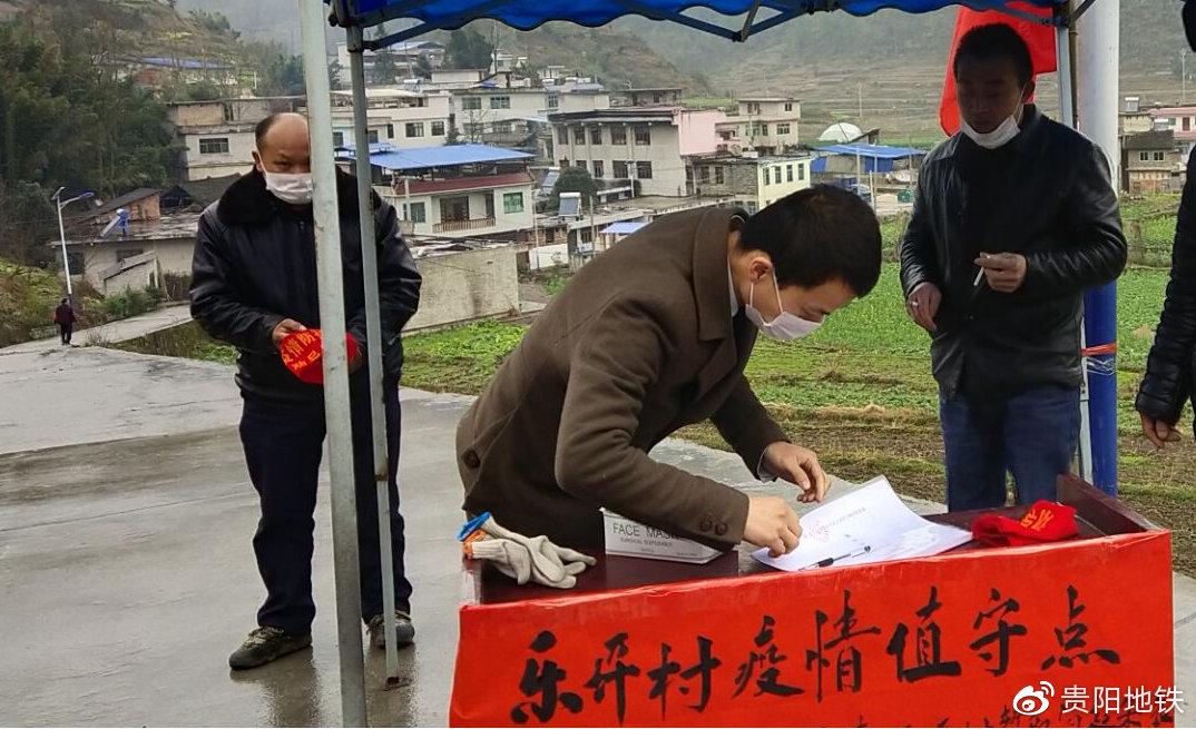 罗家明在村里检查疫情防控工作