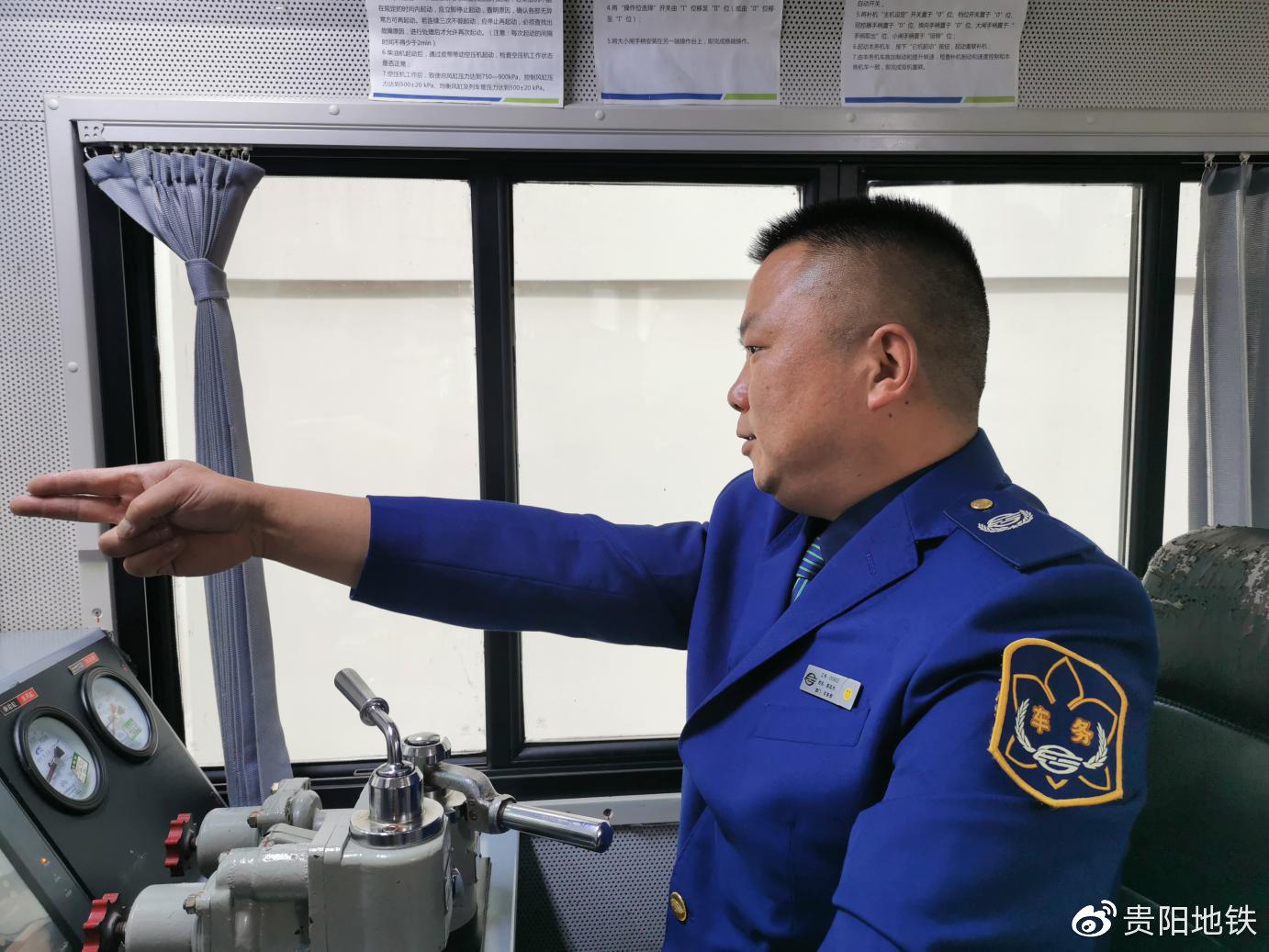 姚廷光驾驶工程车出库