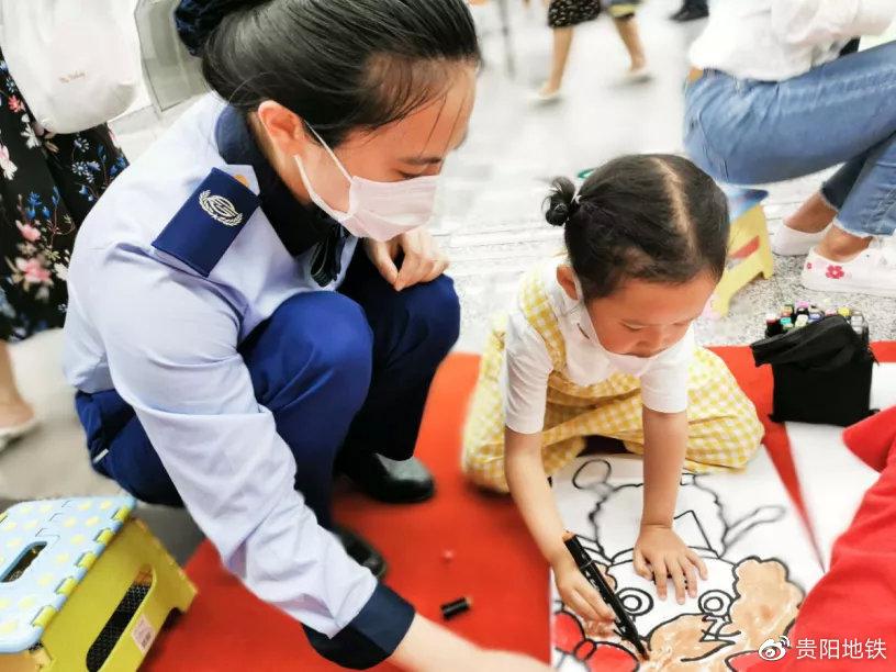 小朋友们正在给图画上色