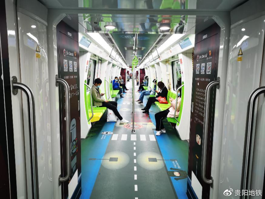 雨伞请不要放在车厢座位或挂在扶手上,以免丢失
