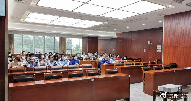 运营分公司通讯员认真学习新闻写作与摄影