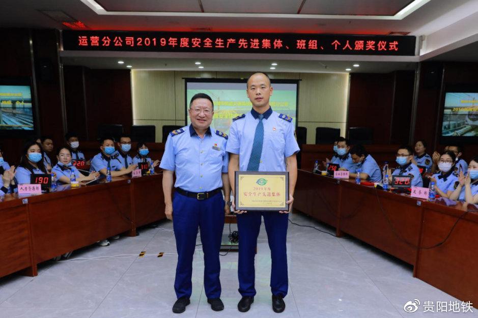 李焱为安全生产先进集体颁奖