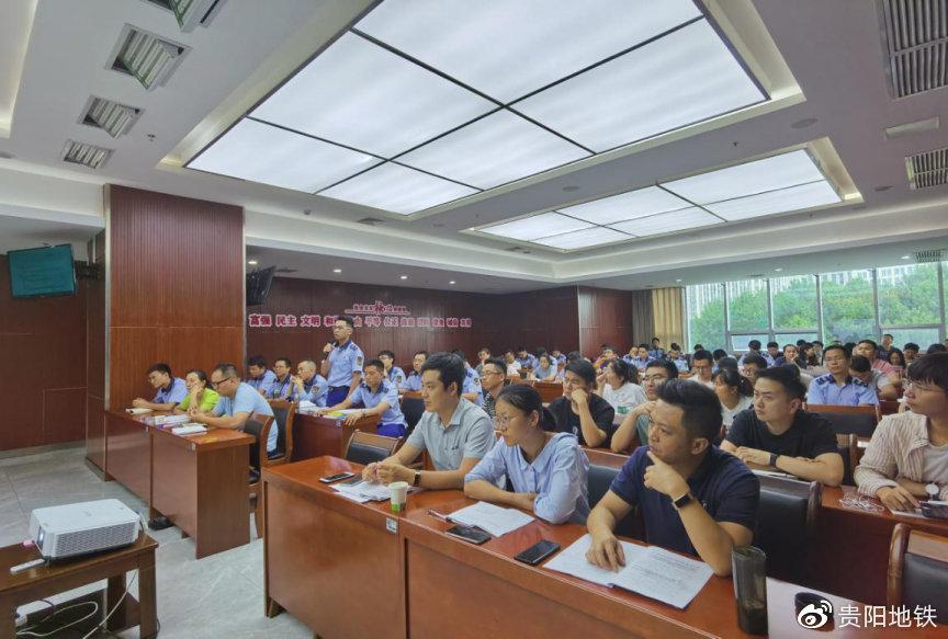 运营分公司各部门相关人员与专家开展交流