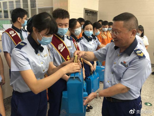 李焱为一线运营员工送上“夏送清凉”慰问品