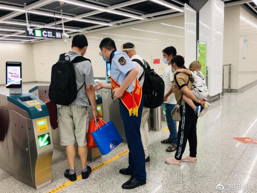 站务人员正在引导乘客进站乘车