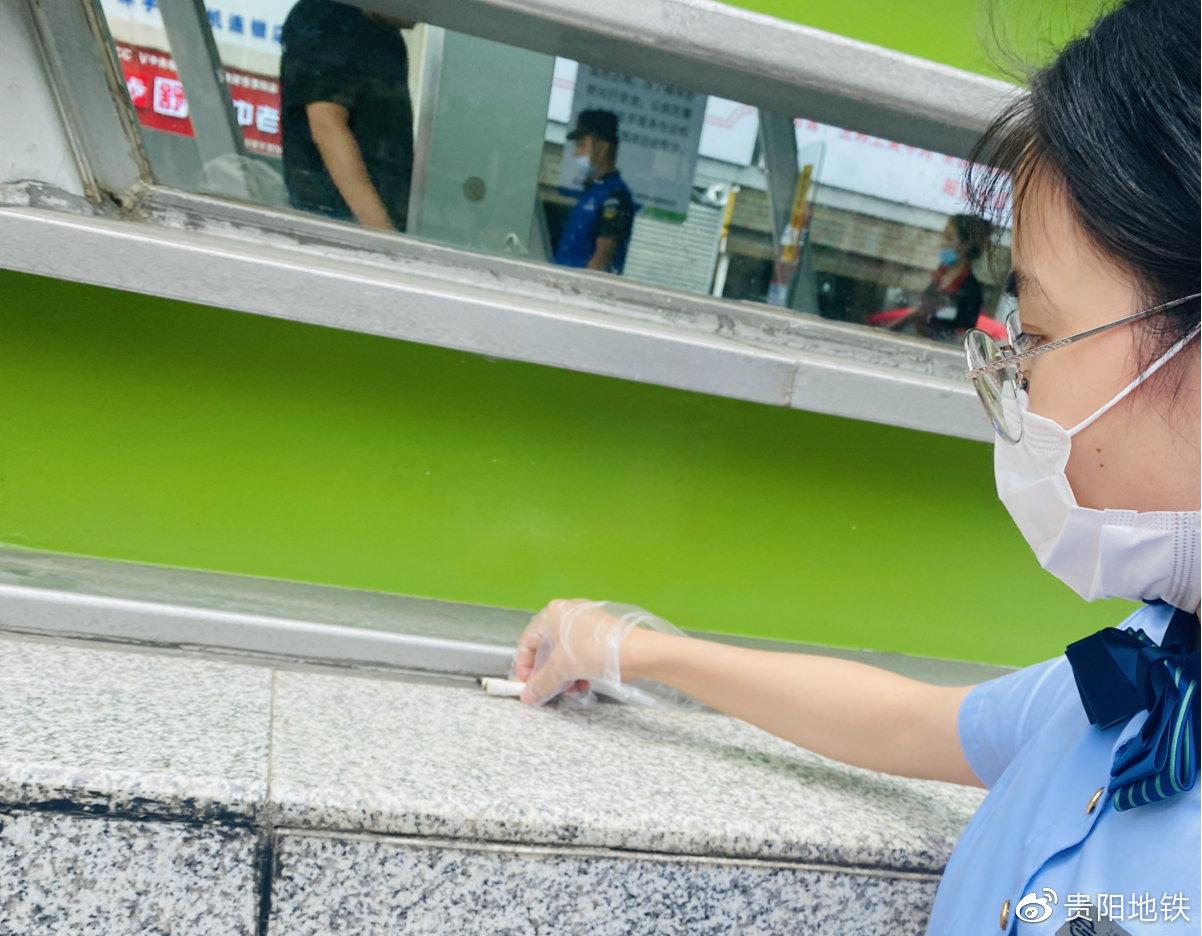站务人员对地铁站卫生进行清洁