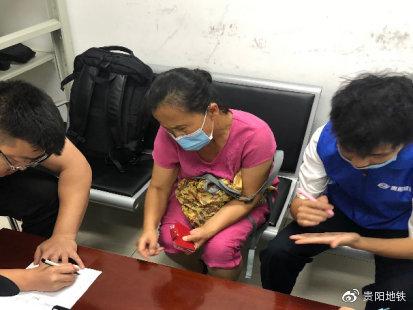 地铁工作人员用纸与笔和走失老人交流