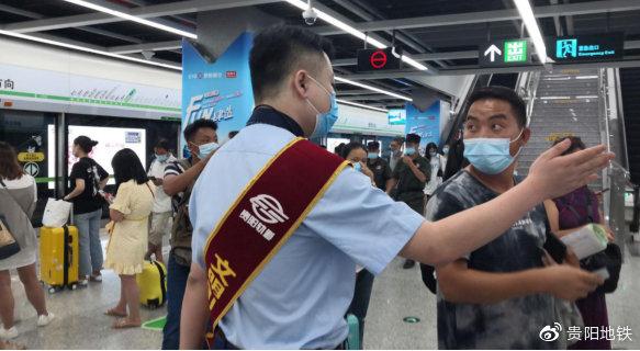 车站工作员工引导乘客文明乘车