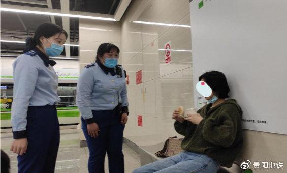 工作人员为“孕妈妈”提供早餐