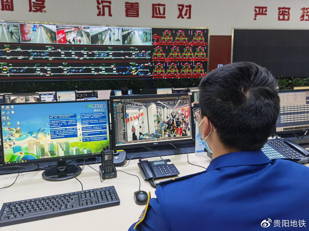 工作人员密切关注重点车站客流