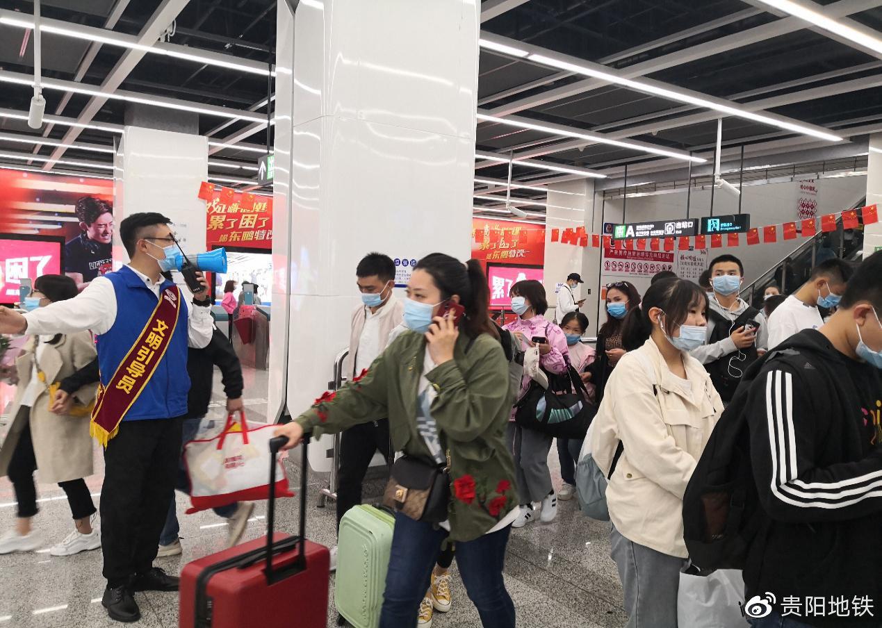 车站工作人员引导乘客文明乘车