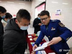 站长向乘客宣传《乘客守则》与《票务政策》