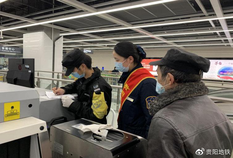 志愿者为未使用智能手机的老年乘客登记信息进站乘车
