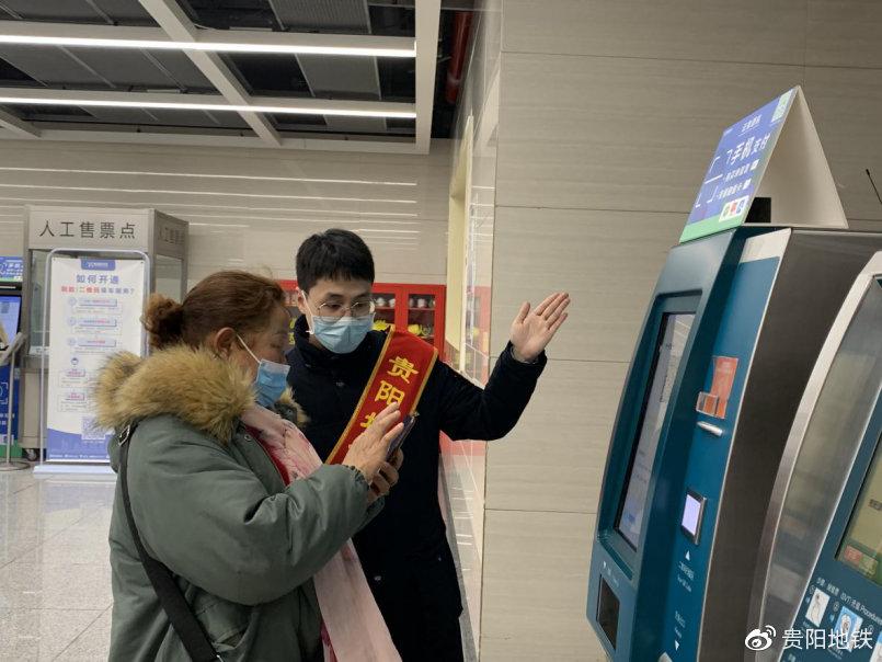 志愿者引导乘客体验“刷脸”乘车服务