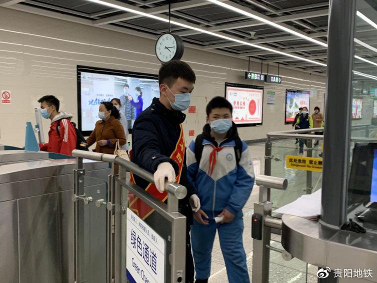 志愿者为学生开行绿色通道