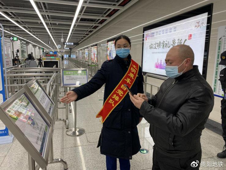 志愿者指引乘客扫码乘车