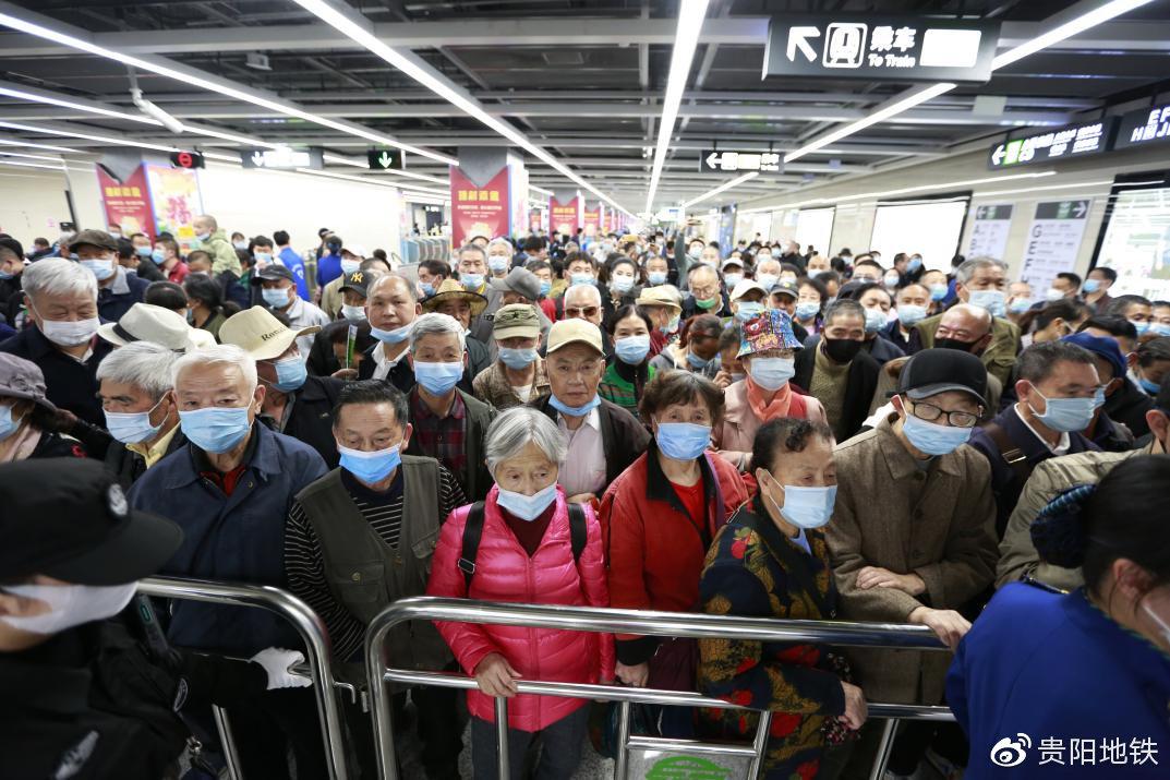 轨道2号线开通前很多热心市民提前来到地铁车站等待进站乘车