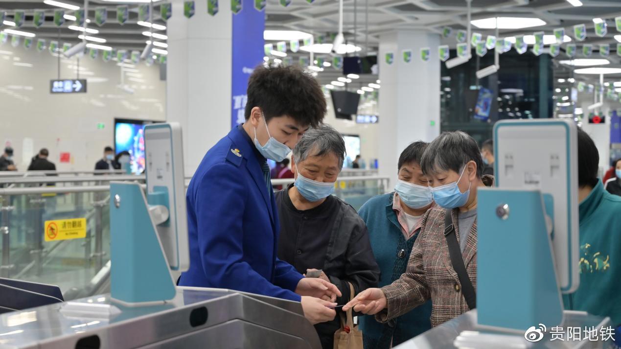 工作人员耐心指导老年乘客刷卡过闸