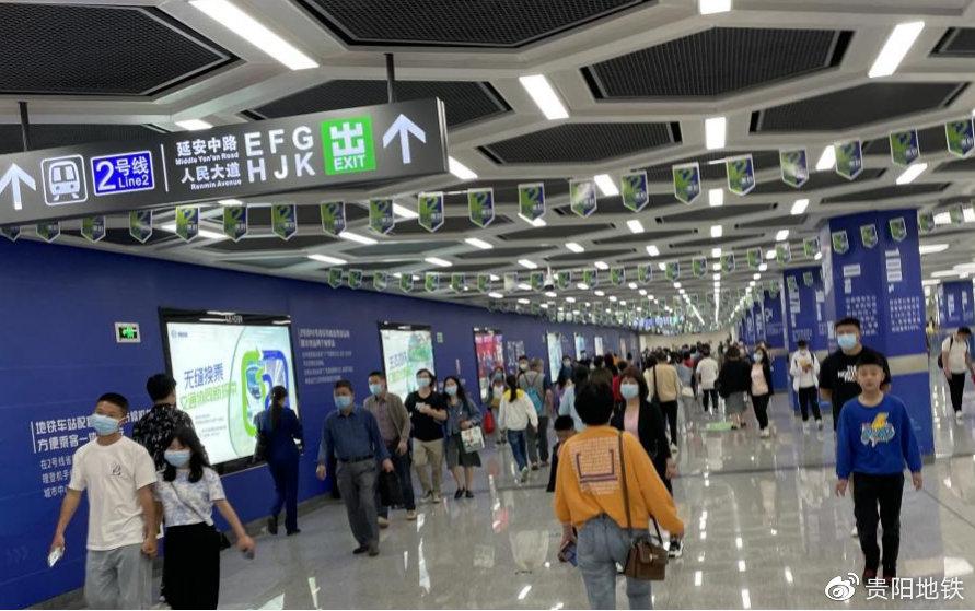 5月4日在喷水池站换乘通道熙熙攘攘的乘客
