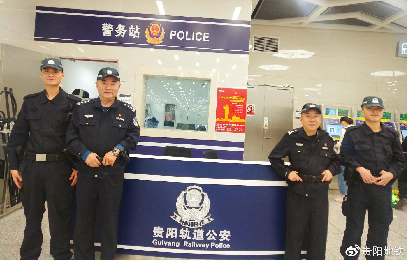 地铁公安正气凛然下的微微一笑