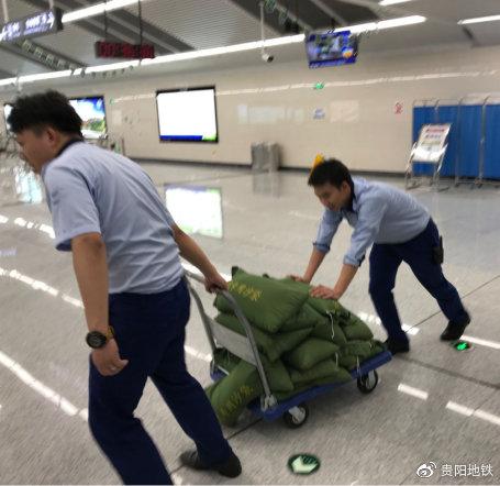 现场工作人员运输防洪沙袋