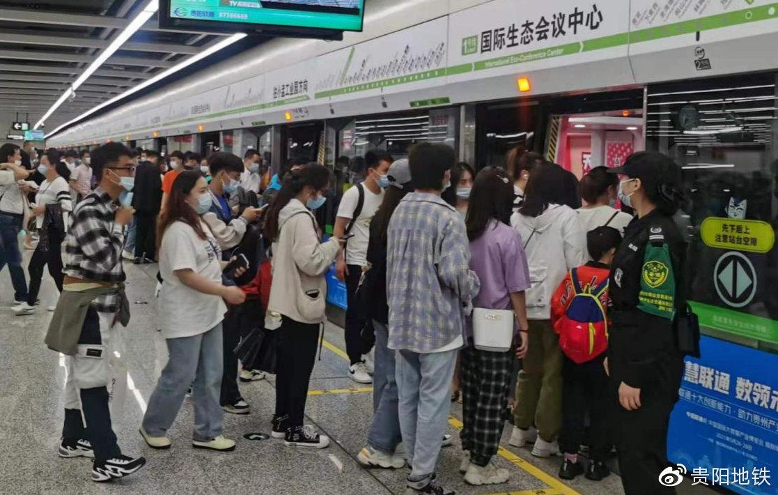 引导乘客安全有序上下车