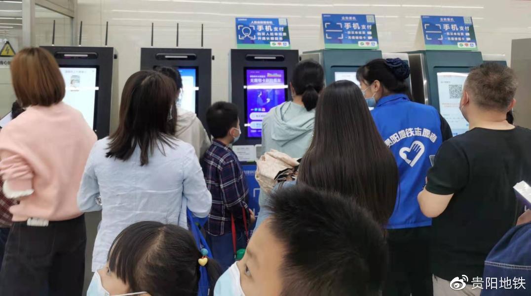 地铁志愿者正指导乘客使用刷脸乘车设备