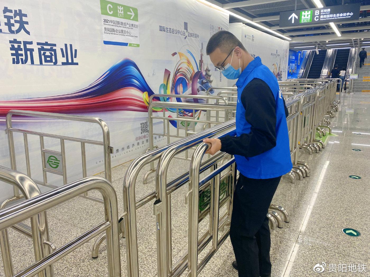 数博会前车站在客控区域摆好铁马回形阵