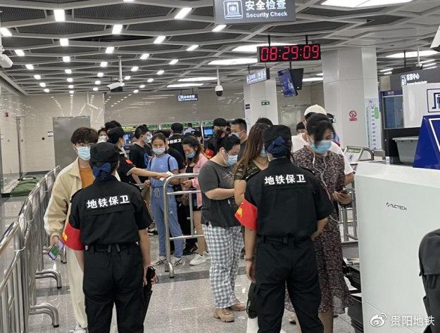 严格执行疫情防控措施,确保地铁安全运营