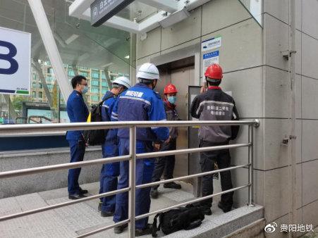 修务部专业人员及设备维保厂家解救被困乘客