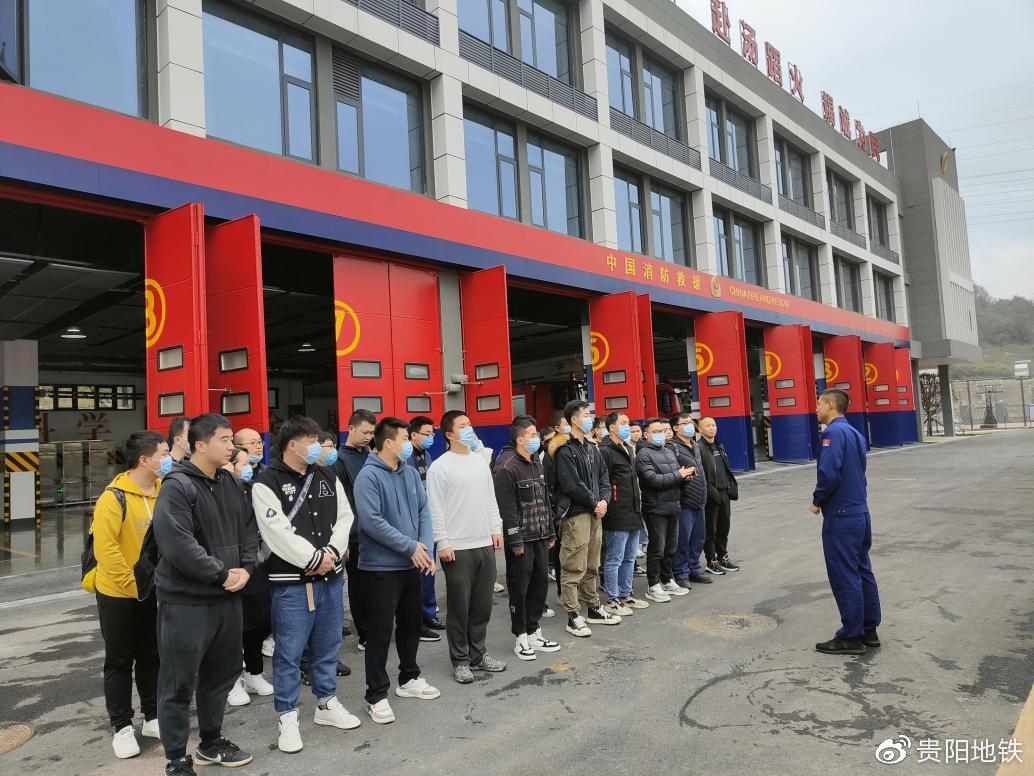 教官向参训人员介绍消防救援站情况