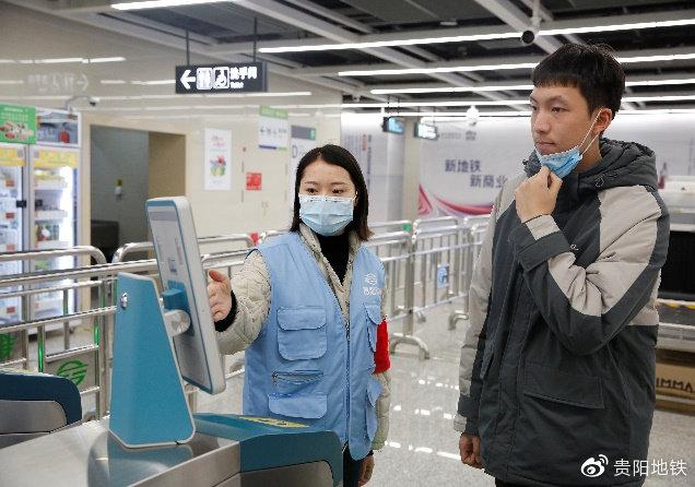 党员志愿者引导乘客刷脸进闸
