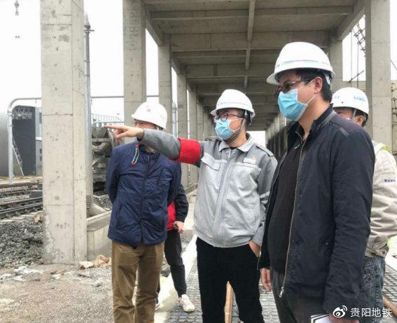 疫情防控期间,沈刚在车辆段协调铺轨场地移交问题