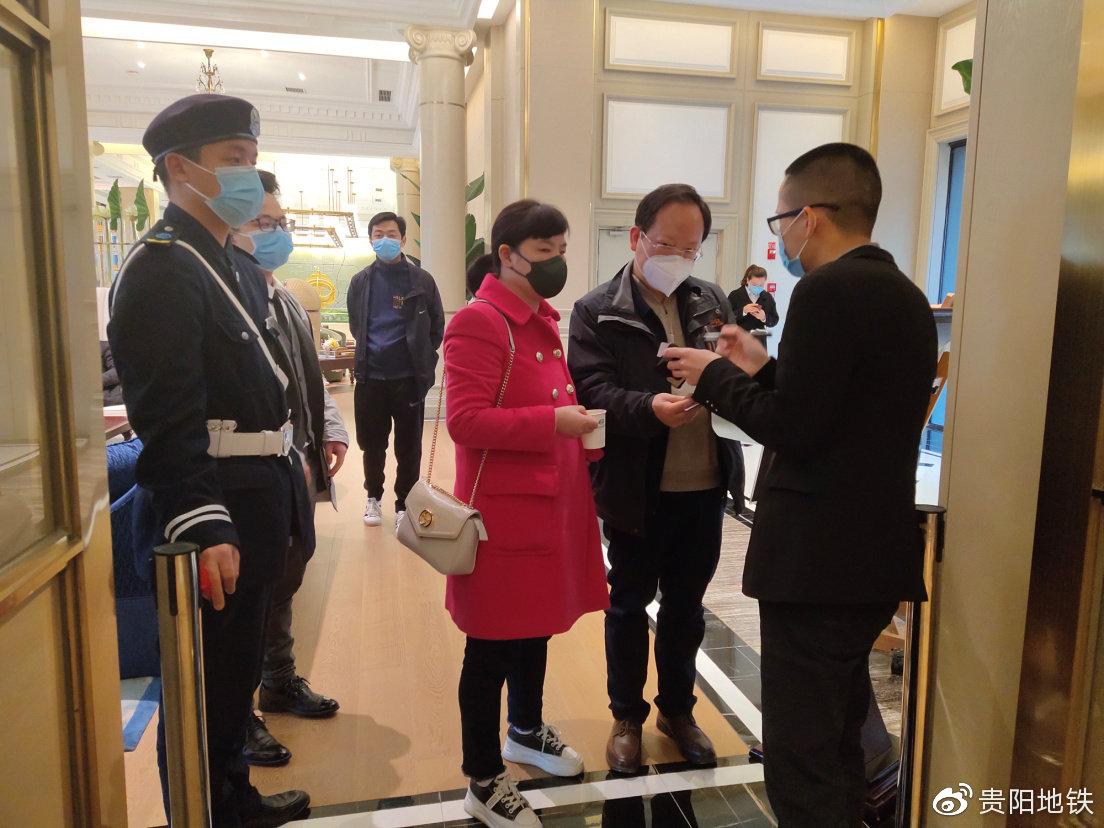地铁置业党支部党员为顾客介绍地铁置业相关信息