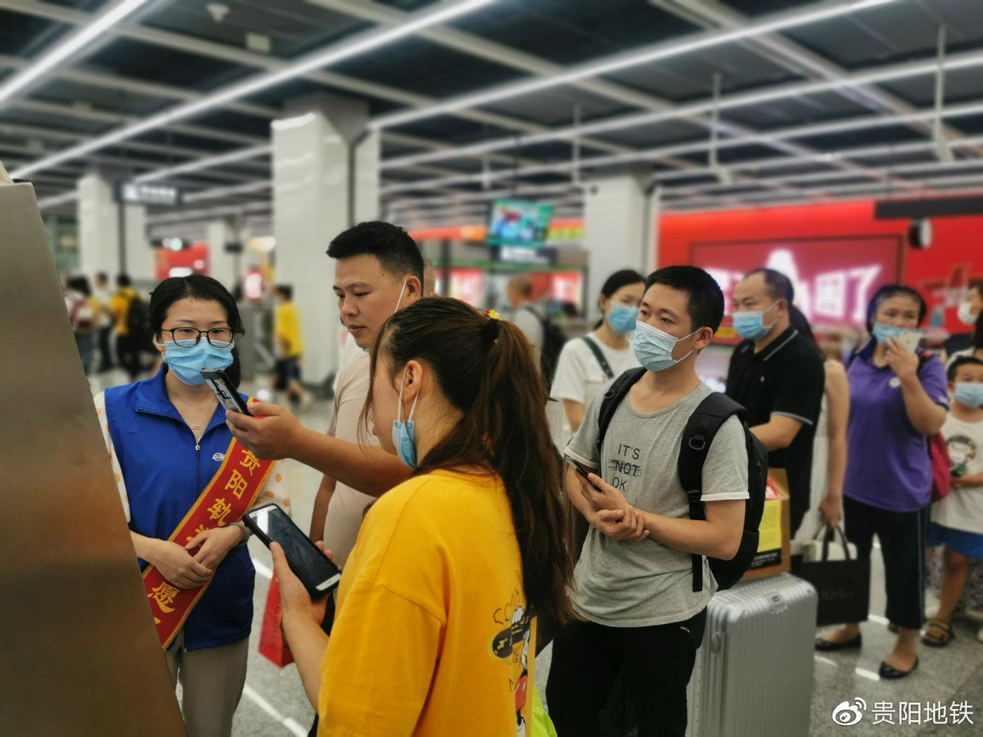 站务第三党支部党员在车站引导乘客购买车票
